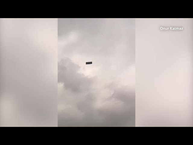 嵐の空を舞う黒い物体！トルコで目撃された謎の飛行物体の正体は…!?【動画ニュース】