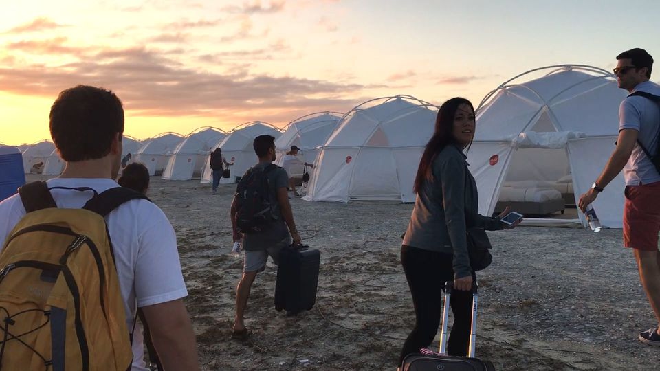 Netflix映画『FYRE: 夢に終わった史上最高のパーティー』：豪華な音楽フェスティバルが大惨事に、その裏側を描いたドキュメンタリー映画